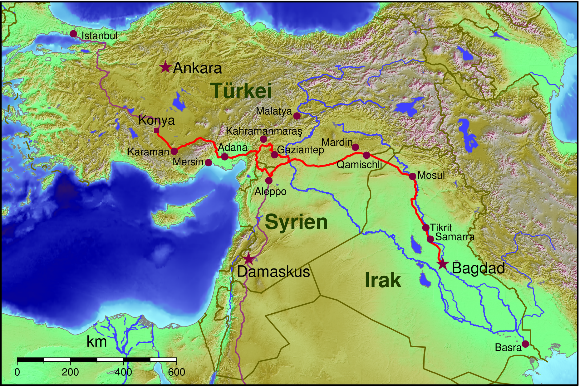 Kartan visar - från tiden före första världskriget - den tyskt normalspåriga järnvägen Berlin - Bagdad på sin sträcka Istanbul - Konja - Aleppo - Mosul - Bagdad. Turkiets nuvarande huvudstad Ankara inkluderades inte eftersom Konja före Kemal Atatürk var mera betydande. Vi ser den fullvärdiga avstickaren till Aleppo. Som ett kuriosum, vilket demonstrerar stormakternas intressen i området, kan nämnas att engelsmännen samtidigt anlade en järnväg från Basra vid Persiska viken och upp till Bagdad - av strategiska motsatsskäl smalspårig. https://de.wikipedia.org/wiki/Bagdadbahn 2016-10-02