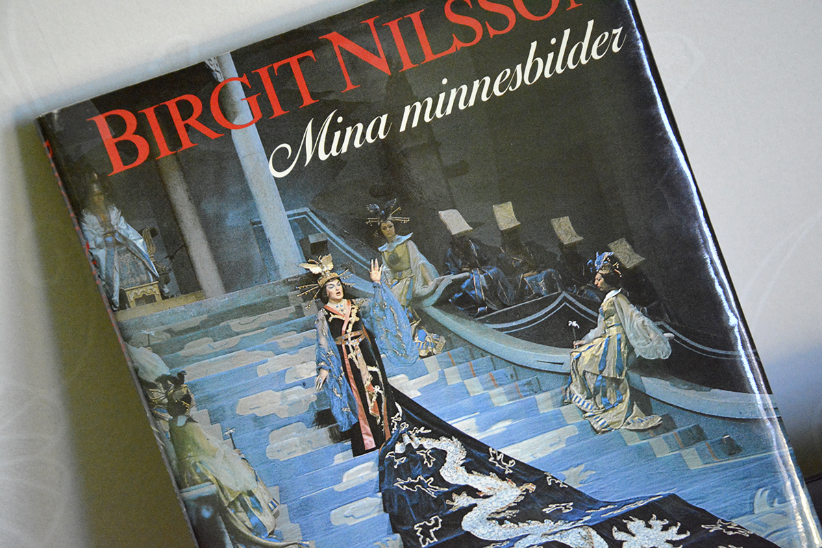 Birgit Nilsson i sin paradroll som Turandot på omslaget till sin bok "Mina minnesbilder".