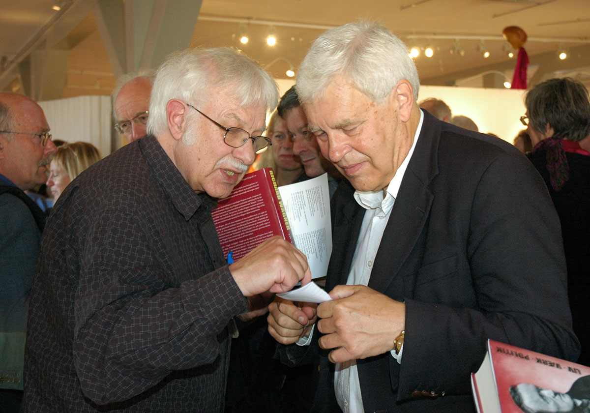 I biblioteket till Rundetaarn i Köpenhamn, några hästslingor upp. Ingemar Schmidt-Lagerholm (tv), Henrik Nebelong (th) Den 9 oktober 2008, vid utgivandet av Henrik Nebelongs drygt 500-sidiga Wagnerbok.