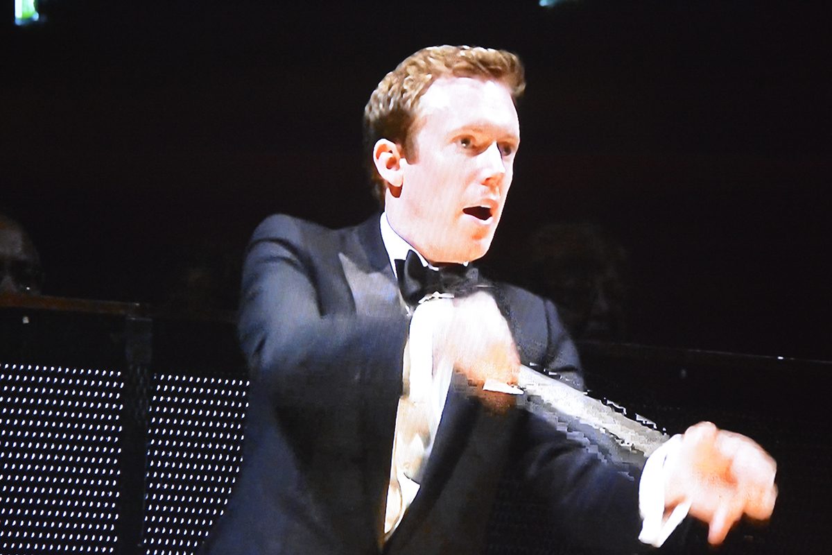 Foto: Daniel Harding dirigerar här en av världens bästa orkestrar, Wiener Philharmoniker, från Salzburger Festspiele 2012. Blurayskivan (BD) Strauss Ariadne Version Bechtolf löpande på teveskärmen.