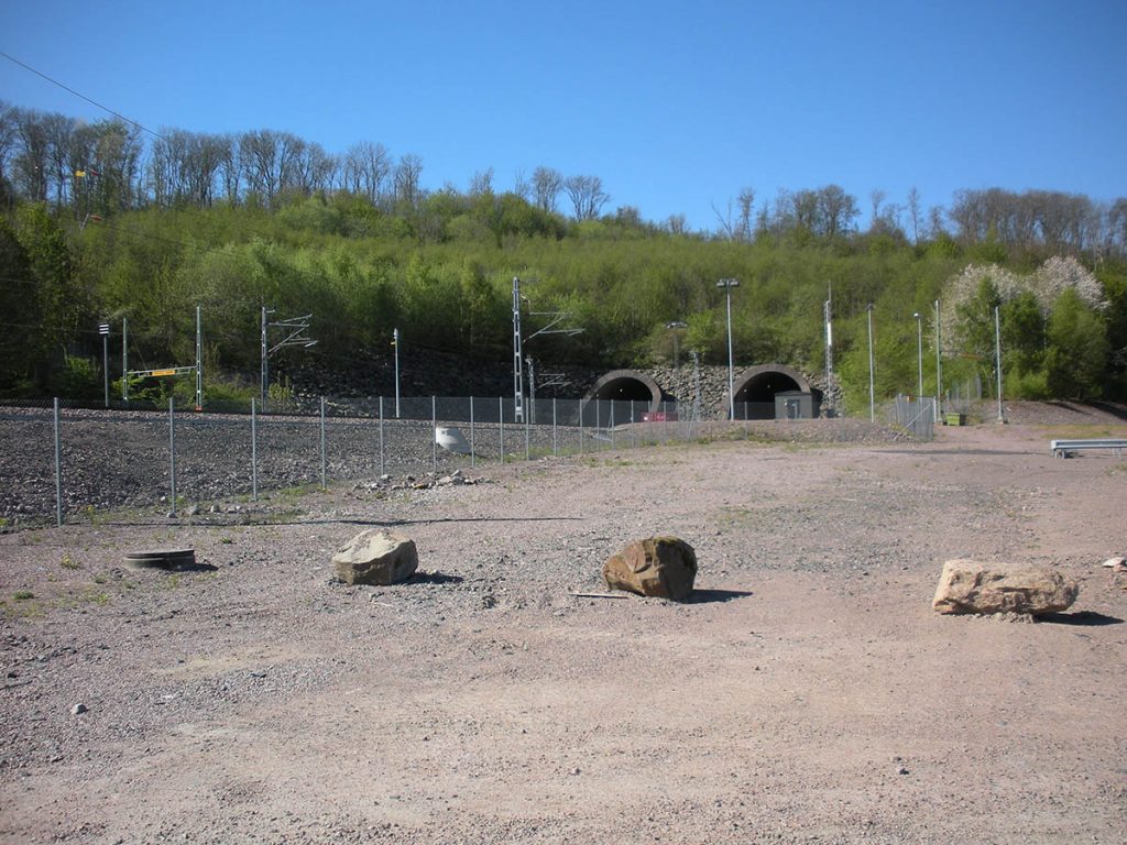 Hallandsåsens norra tågtunnelingång. Strax till vänster efter din avfart från Ö. Karup för färd mot Torekov och V. Karup.