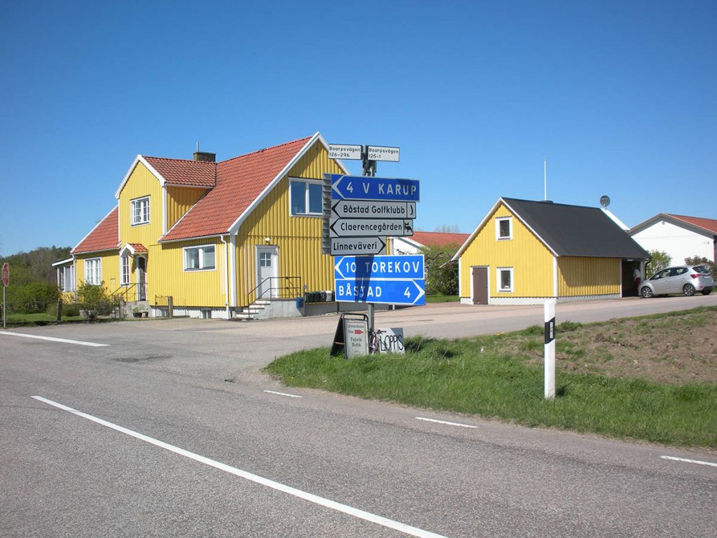 Boarps centrum. Skylt Båstad 4, Torekov 10. Tag inte av här, utan fortsätt mot Torekov.