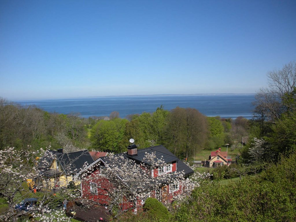 På väg från Birgit Nilssons ’Svenstad’. Vy ut över Laholmsbukten norrut från ’Italienska vägen”.